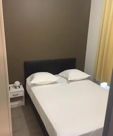 De La Boetie 4*